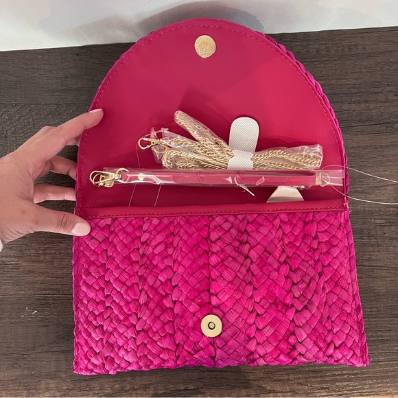 Straw Fuscia Clutch with Fold Over Clasp, Wristlet, and Gold Chain Strap NWT - Picture 4 of 10